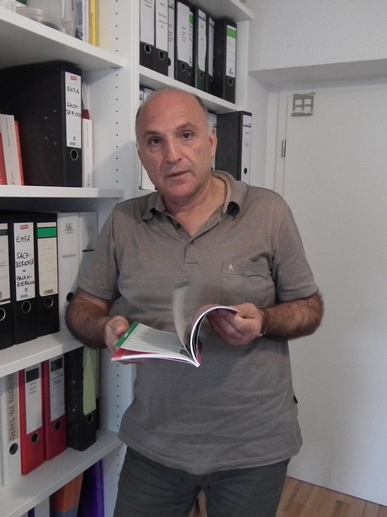 HIdir Celik im Büro